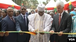 Cameroonian Prime Minister Philemon Yang cuts the symbolic ribbon at the inauguration of the Public Health Emergency Operations Center, in Yaounde, Cameroon, Dec. 3, 2018. (M. Kindzeka/VOA)