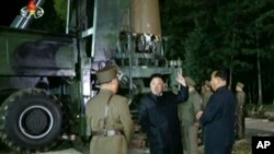 Nhà lãnh đạo Bắc Triều Tiên Kim Jong Un tại một địa điểm phóng phi đạn không được tiết lộ. 