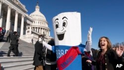 ARCHIVO - Un hombre vestido como el "Proyecto de Ley de Reconstrucción Mejor" lleva una banda que dice "en el Senado", el 19 de noviembre de 2021, en el Capitolio en Washington, D.C.