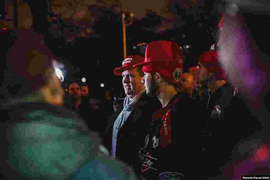 Sur la place Franklin, des miltants de Trump sont arrivés dans la manifestation anti-trump, à Washington DC, le 20 janvier 2017. (VOA/Nastasia Peteuil)