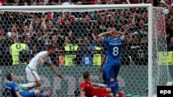 Joueur de l’Islande, Birkir Saevarsson, à gauche, marque contre son camp lors du match de l’Euro 2016 entre son équipe (l'Islande) et la Hongrie au Stade Vélodrome de Marseille, France, 18 juin 2016. epa/ ALI HAIDER 