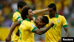 Brazil's Paulinho (2nd R) celebrates with his teammates after scoring a goal during their Confederations Cup Group A soccer match against Japan at Estadio Nacional in Brasilia, June 15, 2013.
