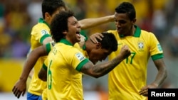 Brazil's Paulinho (2nd R) celebrates with his teammates after scoring a goal during their Confederations Cup Group A soccer match against Japan at Estadio Nacional in Brasilia, June 15, 2013.