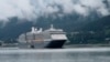 Un bateau de la compagnie Holland America, propriétaire du Zaandam qui lui est bloqué au large de l'Amérique du Sud à cause des mesures de fermeture des frontières prises par plusieurs pays côtiers fin mars 2020 pour éviter la propagation du coronavirus.(Photo AP)