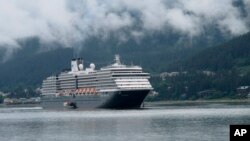 Un bateau de la compagnie Holland America, propriétaire du Zaandam qui lui est bloqué au large de l'Amérique du Sud à cause des mesures de fermeture des frontières prises par plusieurs pays côtiers fin mars 2020 pour éviter la propagation du coronavirus.(Photo AP)