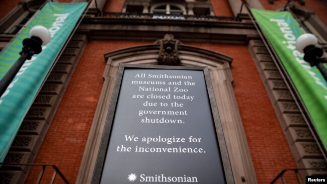 在美国华盛顿特区，伦威克美术馆外的一块标牌上写着所有史密森尼博物馆都关闭了。（2019年1月20日）
