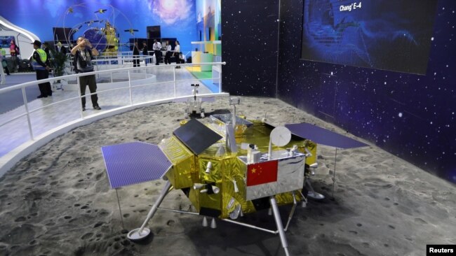 中国国际航空航天展也称珠海航展上展出的中国“嫦娥四号”月球登陆器模型（2018年11月6日）