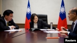 Presiden Taiwan Tsai Ing-wen saat berbicara melalui telepon dengan Presiden terpilih AS, Donald Trump, 3 Desember 2016 (Foto: dok). 