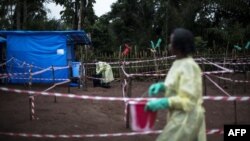 Des agents de santé travaillent dans une unité de quarantaine d'Ebola à Muma, après qu'un cas d'Ebola ait été confirmé dans leur village, le 13 juin 2017.