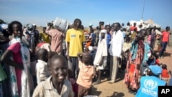 Des déplacés de guerre recoivent une aide alimentaire au sud Soudan.AP Photo/Jason Patinkin)