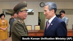 南韓總統國家安全顧問金寬鎮(右)與北韓人民軍總政治局長黃炳誓(左)在會談結束後握手
