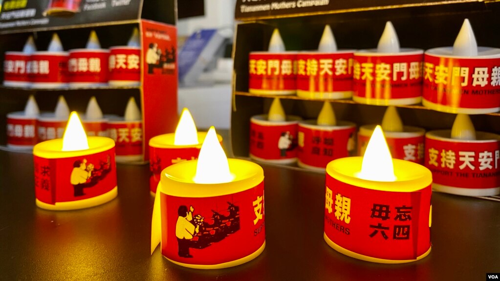 香港支联会六四纪念馆派发天安门母亲运动悼念六四的LED小蜡烛。 (美国之音 汤惠芸拍摄)