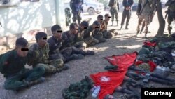 လေးကေ့ကော်ဒေသ တိုက်ပွဲတွေအတွင်း ကေအန်ယူက ဖမ်းဆီးရမိတဲ့ စစ်ကောင်စီတပ်ဖွဲ့ဝင်များနှင့် လက်နက်ခဲယမ်းများ။ (ဓာတ်ပုံ - ကေအန်ယူ)