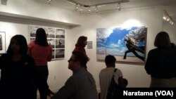 Karya Iwan Bagus dalam pameran PHOTOGRAPHERS@WORK. (VOA/Naratama)