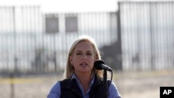 Menteri Keamanan Dalam Negeri Amerika DHS Kirstjen Nielsen, di depan pagar perbatasan yang memisahkan Tijuana (Mexico) dengan San Diego (AS), 20 November 2018. (Foto: dok).