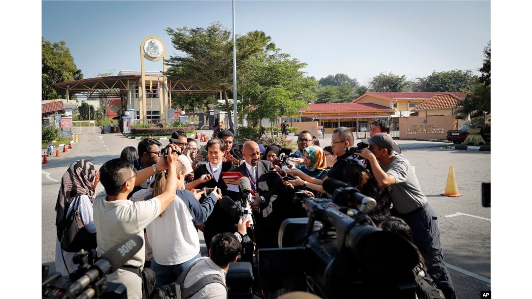 Pengacara WN Vietnam Doan Thi Huong, Naran Singh, tengah berbicara kepada wartawan sebelum sidang perdana
