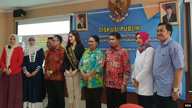 Menteri PPPA Yohana Yembise bersama KPAI, Duta Anti Human Trafficking dalam acara "Bahaya Human Trafficking di tengah Majunya Industri Pariwisata Nasional" , di kantor KPAI, Jakarta, Selasa (9/7) (VOA/Ghita).