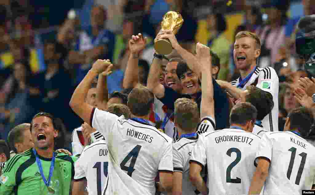 Para pemain Jerman merayakan gelar juara Piala Dunia ke-4 setelah menaklukkan Argentina 1-0 dalam pertandingan di stadion Maracana, Rio de Janeiro, Brazil, Minggu (13/7).&nbsp;(Reuters/Darren Staples)