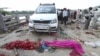 Thi thể các nạn nhân thiệt mạng trong vụ giẫm đạp trên chiếc cầu bắc qua sông Sindh trong huyện Datia, bang Madhya Pradesh, Ấn Độ, ngày 13/10/2013.