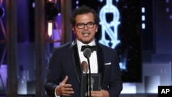John Leguizamo fue galardonado con un Premio Tony especial por su participación en "Latin History for Morons".