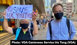 一直协助香港抗争者王婆婆的民主派立法会议员张超雄，10月27日早上陪同王婆婆由西湾河地铁站出口游行到东区法院大楼外示威，声援参与去年6-12反送中包围立法会行动，被控告参与非法集结等罪名的年青抗争者（美国之音/汤惠芸）