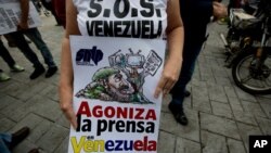 El periodista británico, John Carlin, estaba invitado a asistir a un evento en Caracas, Venezuela, previsto para el miércoles 9 de octubre de 2019.