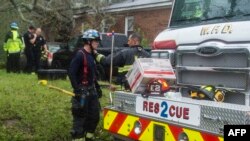 Les pompiers interviennent au lieu où un arbre tombé sur une maison a tué deux personnes dans l’ouragan Florence à Wilmington, en Caroline du Nord, le 14 septembre 2018.