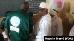 Le président Ibrahim Boubacar Keïta (au c.) a accompli son devoir civique dans le bureau de vote no. 1 du quartier Sebenicoro, à Bamako, le 20 novembre 2016. (VOA/Kassim Traoré)