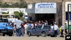 Warga berkumpul di rumah sakit di Tunisia, pasca serangan kawanan bersenjata atas pos militer di dekat perbatasan Aljazair (17/7). 