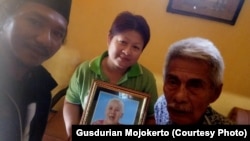 Aktivis Gusdurian Mojokerto Kukun Triyoga bersama Novita dan suami mendiang bu Nunuk (Courtesy: Gusdurian Mojokerto)