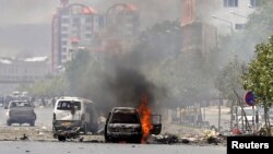 Un vehículo en llamas después de una explosión cerca del Parlamento afgano en Kabul, el lunes, 22 de junio, de 2015.
