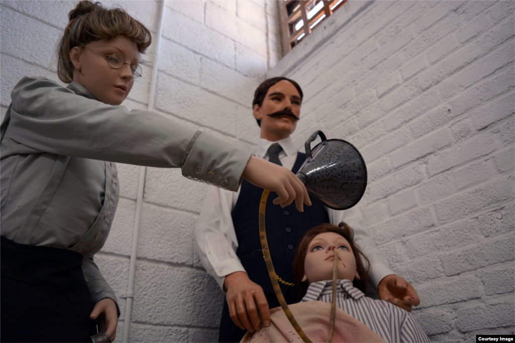 Patung wax di Workhouse Prison Museum di Lorton, Virginia, menunjukkan Lucy Burns yang dipaksa makan pada tahun 1917. Lucy Burns adalah seorang aktivis hak pilih perempuan dan hak perempuan, yang sedang melakukan mogok makan. (Foto: Diaa Bekheet)