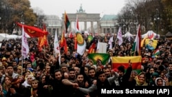 Binlerce Kürt, Berlin'de düzenlenen gösteride Türk hükümetinin PKK'yla yürüttüğü barış sürecine destek çağrısı yaptı ve Almanya'dan PKK'ya uyguladığı yasağı kaldırmasını istedi