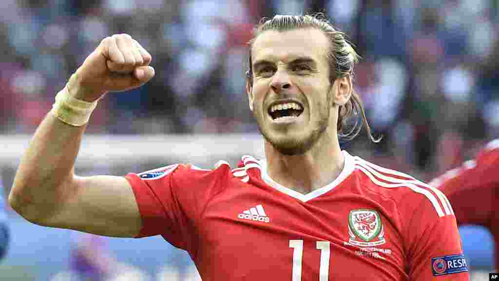 Gareth Bale célèbre sa victoire après le match entre le Pays de Galles et d&#39;Irlande du Nord, le 25 juin, 2016.