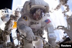 국제우주정거장(ISS)에서 우주유영임무를 수행하고 있는 페기 윗슨.