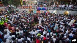 Personas se reúnen para realizar una vigilia en honor a las víctimas del accidente que dejó 17 muertos en Puerto Príncipe.