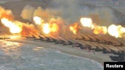 북한 관영 조선중앙통신이 지난 3월 공개한 북한 군 포 사격 훈련 장면. (자료사진)