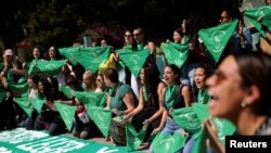 La Corte Constitucional del país debe discutir una propuesta de uno de sus magistrados que pide expandir el derecho al aborto más allá de las tres causas que permite la ley. 