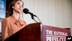 Nadia Murad, co-ganadora del Premio Nobel de la Paz 2018, habla en el National Press Club en Washington, D.C., el lunes, 8 de octubre de 2018.