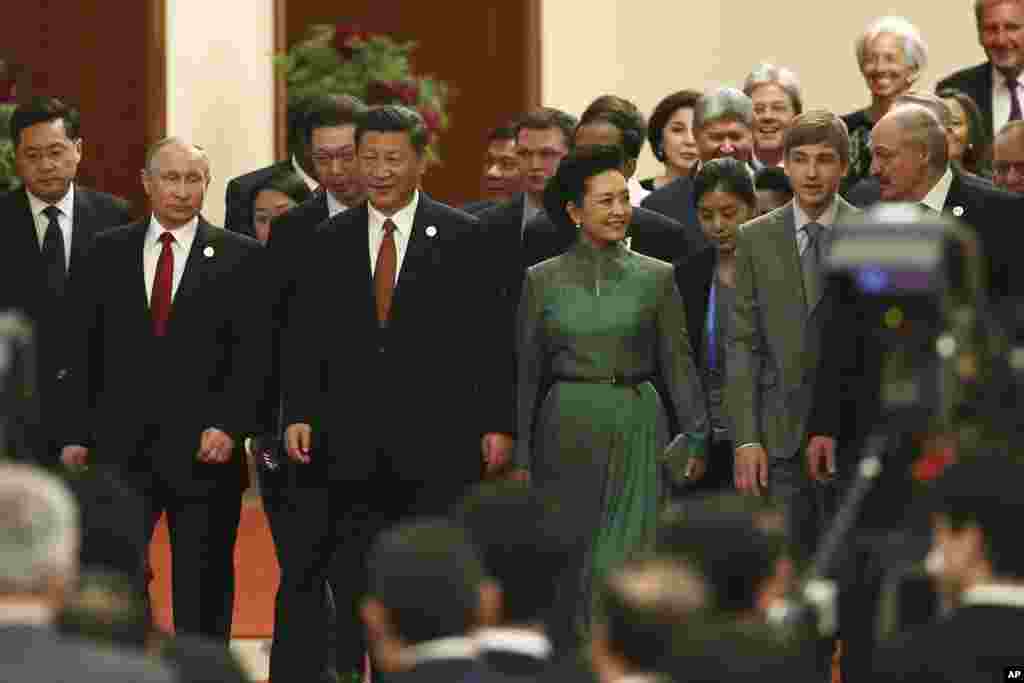 中国主席习近平和夫人彭丽媛，俄罗斯总统普京和其他国家领导人在北京人民大会堂走进 &ldquo;一带一路&rdquo;国际合作高峰论坛的宴会厅（2017年5月14日）