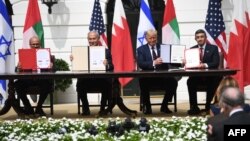 Menteri Luar Negeri UEA Sheikh Abdullah bin Zayed Al Nahyan (kanan) dalam penandatanganan normalisasi hubungan dengan Israel yang dimediasi AS di Gedung Putih (foto: dok). 