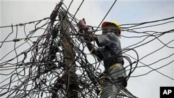 A worker for Nigeria Power adjusts power lines in Lagos, Nigeria, July 2011. (file photo)