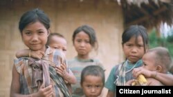 ເດັກນ້ອຍລາວຈາກຄອບຄົວທີ່ທຸກຍາກໃນເຂດຊົນນະບົດຂອງ ລາວ.