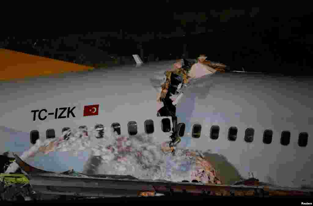 طیارہ تباہ ہونے کے بعد تین حصوں میں تقسیم ہو گیا۔ حادثے کے سبب طیارے میں گہری گہری دراڑیں پڑ گئیں۔&nbsp;&nbsp;