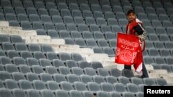 Penonton di stadion Azadi di Teheran.