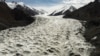 Air yang mencair dari gletser Laohugou No. 12, mengalir melalui pegunungan Qilian, Daerah Otonomi Subei Mongol di Gansu, China, 27 September 2020. Gletser di pegunungan Qilian menghilang karena pemanasan global. (Foto: REUTERS/Carlos Garcia Rawlins)