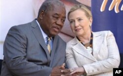 Secreteri Clinton arasanga Afrika ikwiye guca umubano na Kadhafi