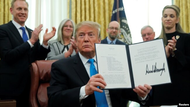 特朗普总统2019年2月19日在白宫签署第四号航天政策指令