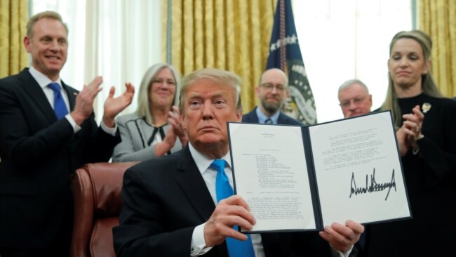 美国总统特朗普在白宫椭圆形办公室展示了“第4号航天政策令”。(2019年2月19日)