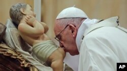 Le pape François à la basilique saint Pierre de Rome, le 24 décembre 2015. (AP Photo/Gregorio Borgia)